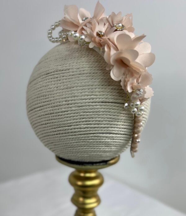 Diadema Floral Elegancia Rosa – Hecha a Mano