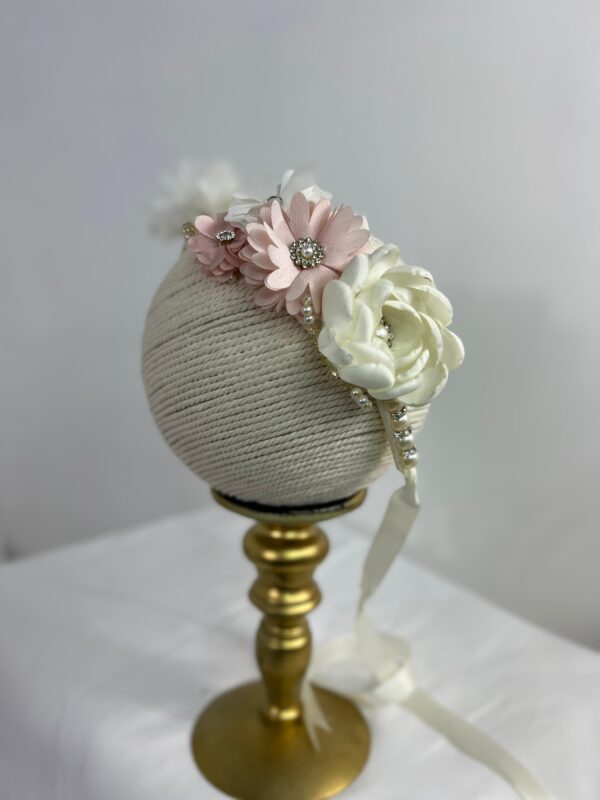 Diadema Dorada con Flores y Perlas
