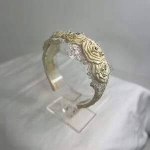 Diadema de encaje con rosas de raso