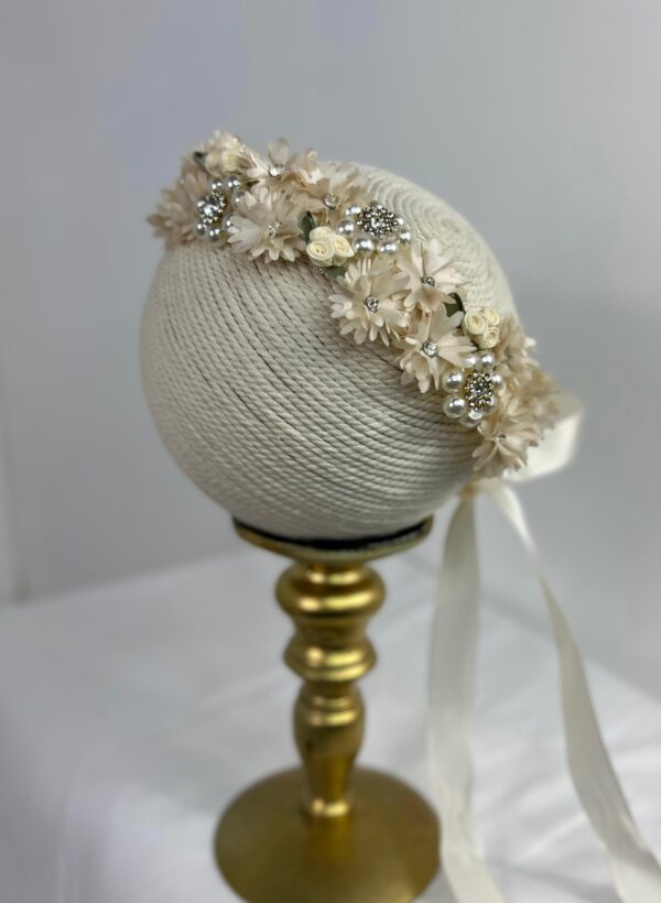 Diadema crema con flores, perlas y cristales