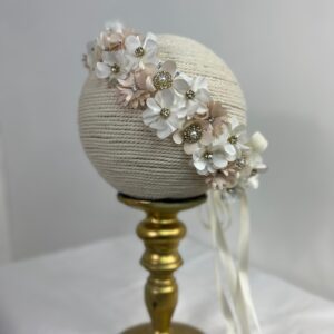 Diadema floral con flores satinadas y cristales dorados