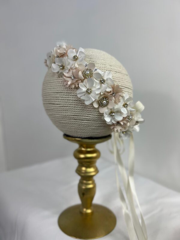 Diadema floral con flores satinadas y cristales dorados