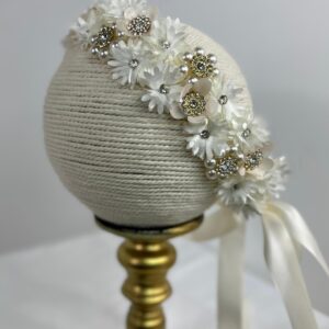 Diadema de lujo con perlas, cristales y flores blancas