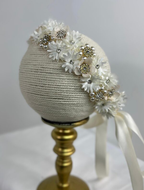 Diadema de lujo con perlas, cristales y flores blancas