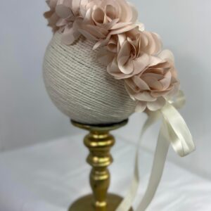 Diadema con flores grandes en tonos nude