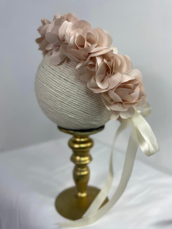 Diadema con flores grandes en tonos nude