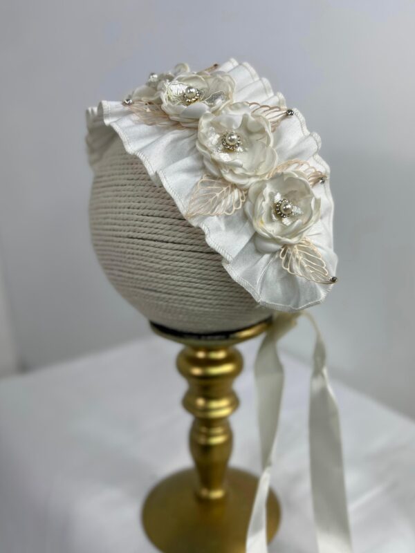 Diadema blanca con flores perladas