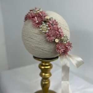 Diadema floral rosa con toques de perlas
