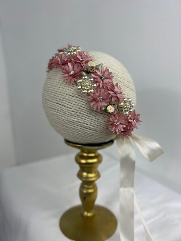 Diadema floral rosa con toques de perlas