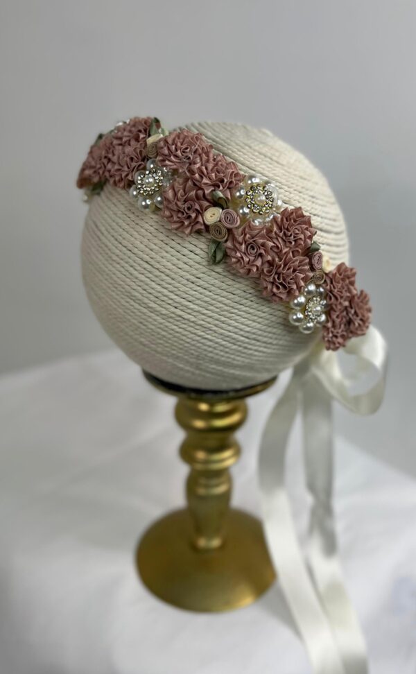 Diadema rosa rústico con flores rizadas