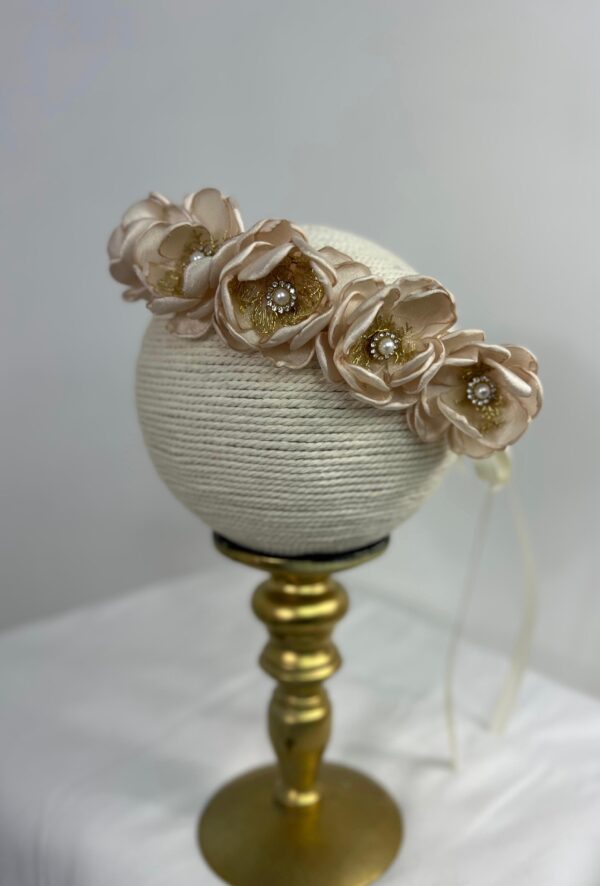 Diadema floral en rosa empolvado con perlas