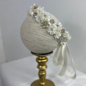Diadema blanca con mini flores y cristales dorados