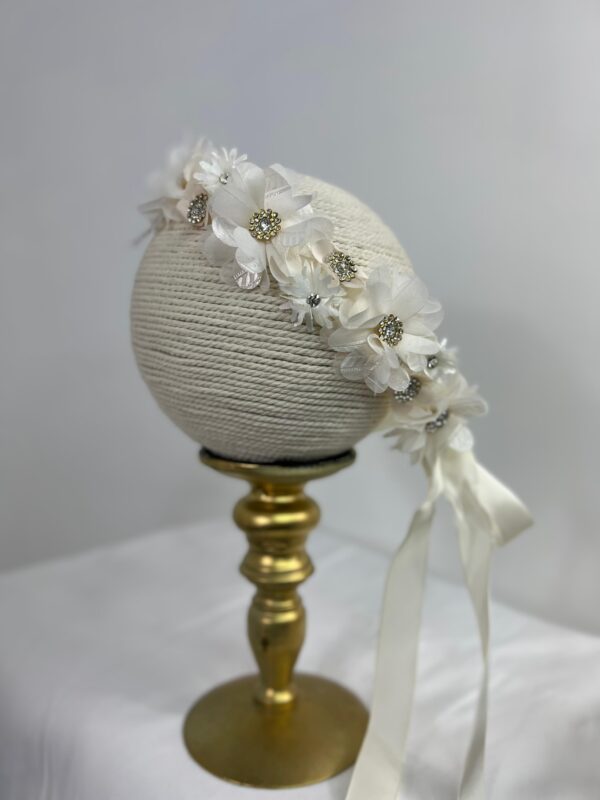 Diadema blanca con flores voluminosas y brillos