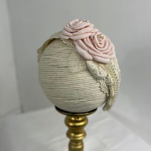 Tocado floral vintage en rosa empolvado