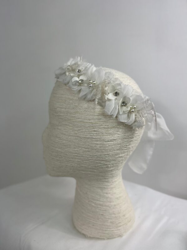 Diadema blanca de flores etéreas
