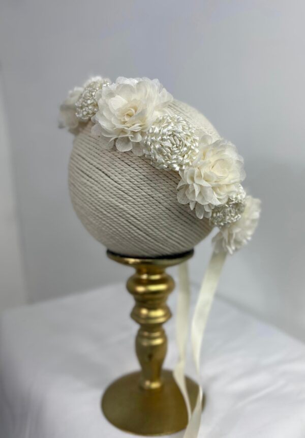 Corona bohemia de organza y rosetones nacarados