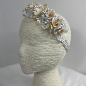 Diadema vintage de encaje con hortensias empolvadas y perlas