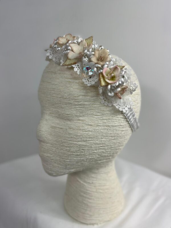 Diadema vintage de encaje con hortensias empolvadas y perlas