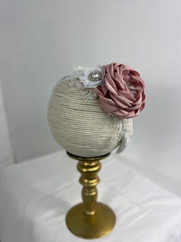 Romanticismo atemporal con rosa empolvada y encaje vintage