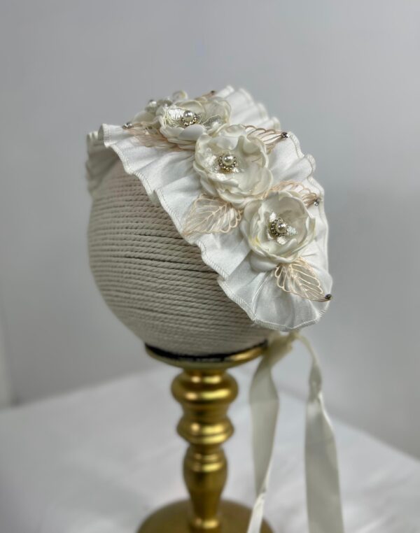 Diadema con flores marfil y cintas