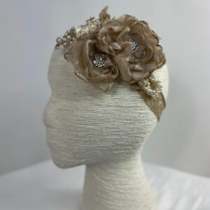 Diadema con flores café y cristales