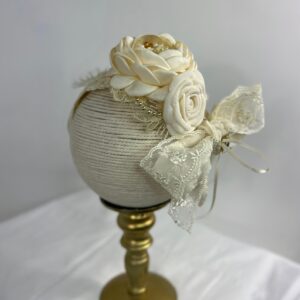 Diadema con flores tejidas y moño de encaje