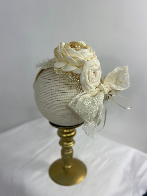 Diadema con flores tejidas y moño de encaje