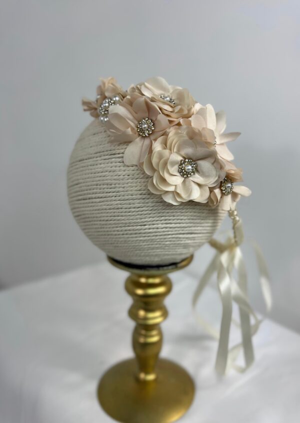 Diadema marfil con flores grandes y perlas