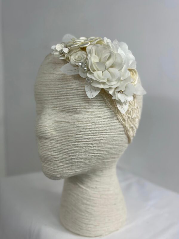 Diadema floral marfil con encaje
