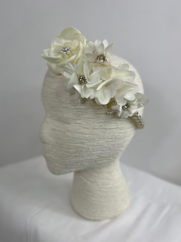 Diadema floral con cristales y perlas
