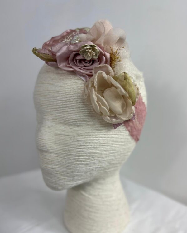 Diadema tocado floral vintage en tonos marfil y rosa antiguo