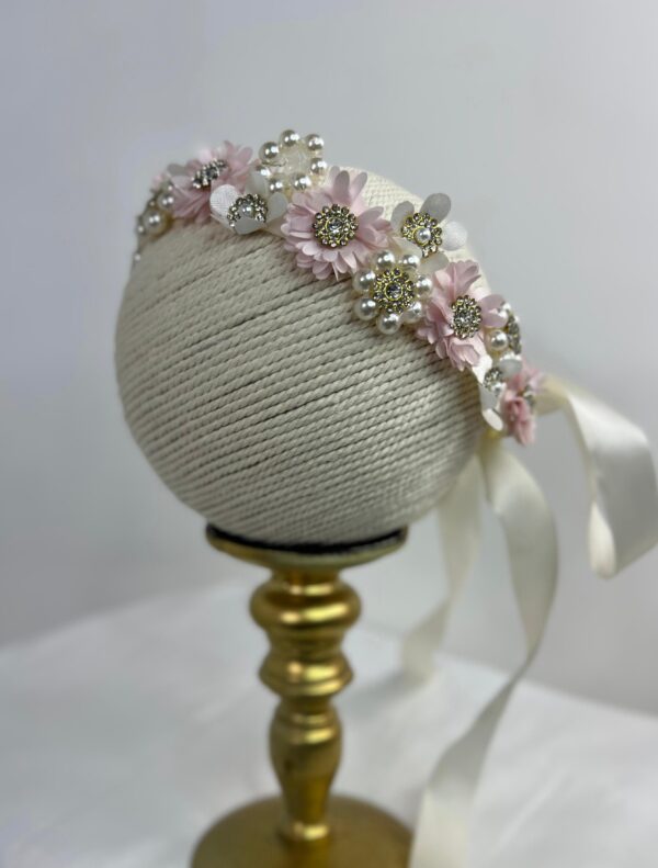 Diadema corona de flores rosa pastel con perlas y pedrería