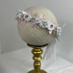 Diadema corona floral en blanco y rosa suave con cristales