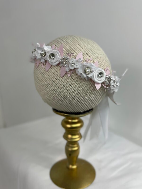 Diadema corona floral en blanco y rosa suave con cristales