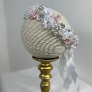 Diadema elegancia etérea con un toque de romance