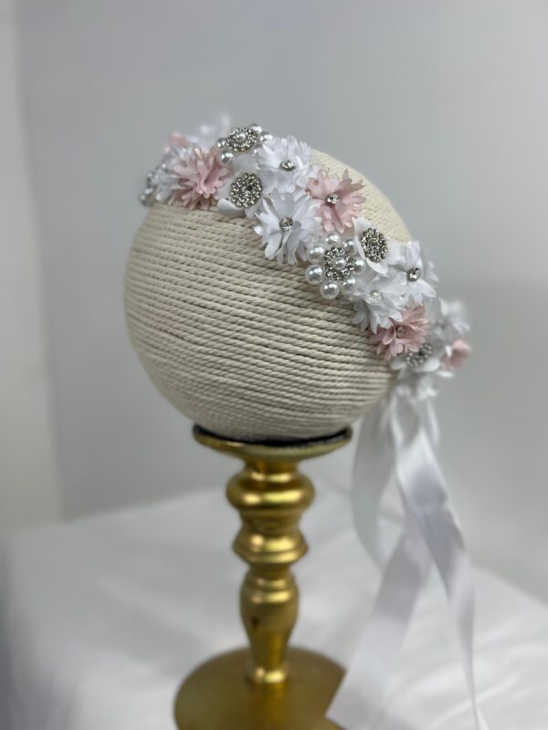 Diadema elegancia etérea con un toque de romance